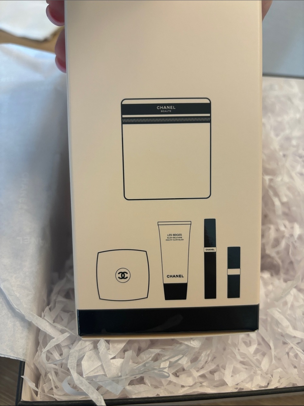 CHANEL Makeup Les beiges Set with Straw Cosmetic Case — Beige & Black - Picture 3 of 6
